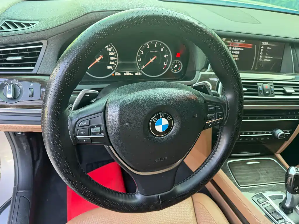 BMW 7 Series 2013 — фото 9