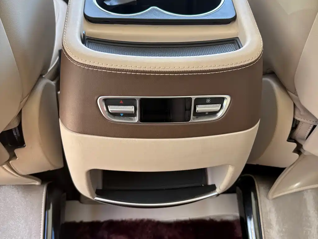 Mercedes-Benz V-Class 2020 — фото 19