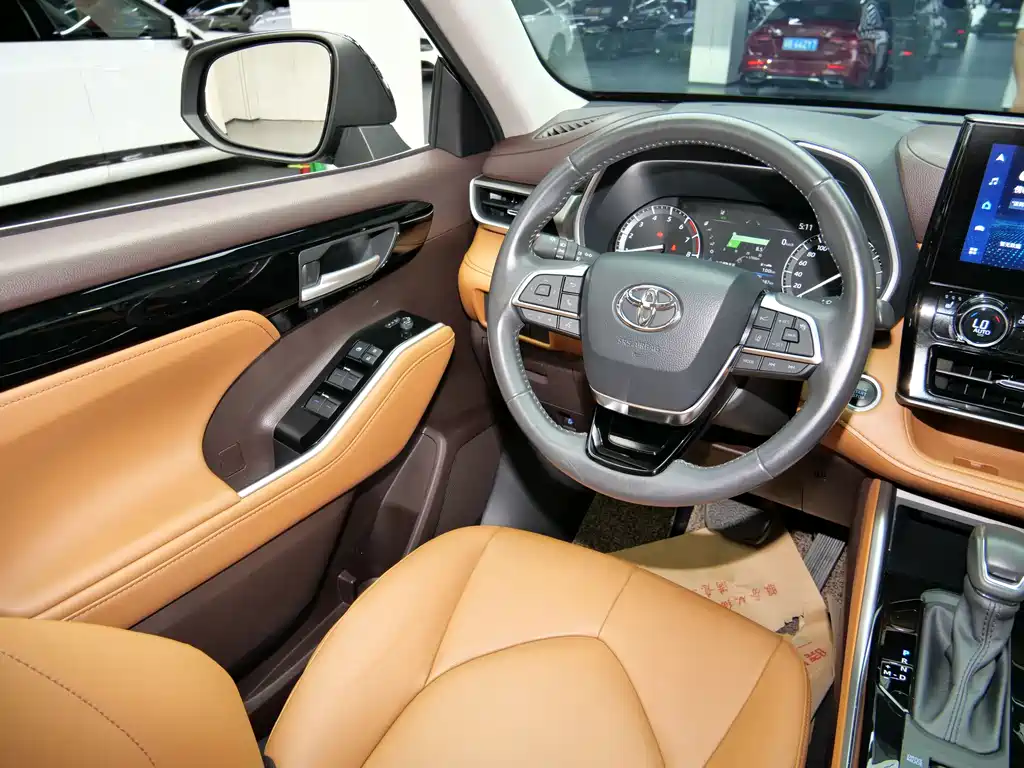 Toyota Highlander 2023 — фото 16