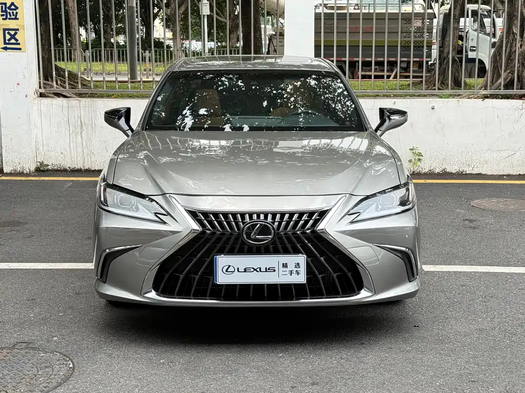 Lexus ES 2024