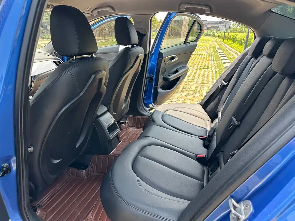 BMW 1 Series 2019 — фото 10