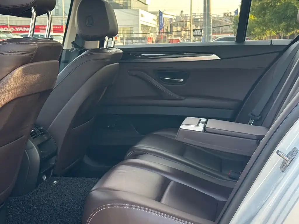 BMW 5 Series 2015 — фото 10