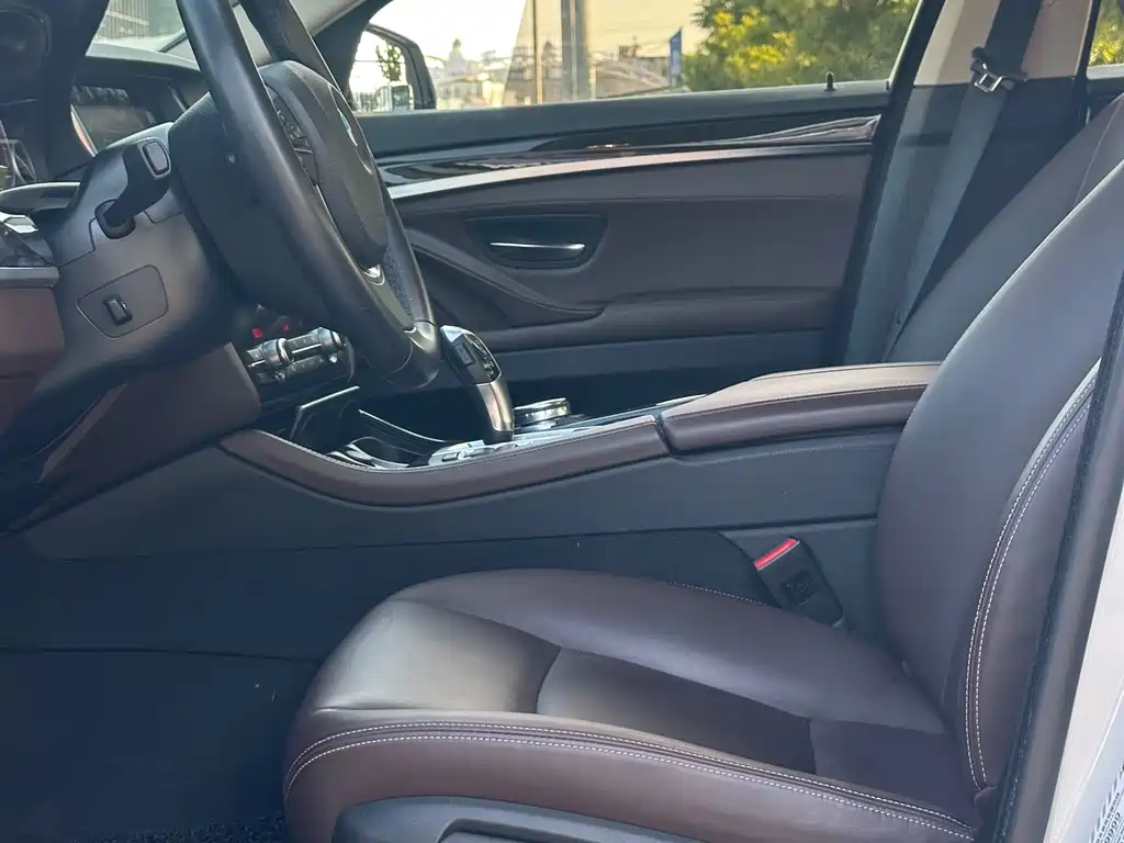 BMW 5 Series 2015 — фото 9