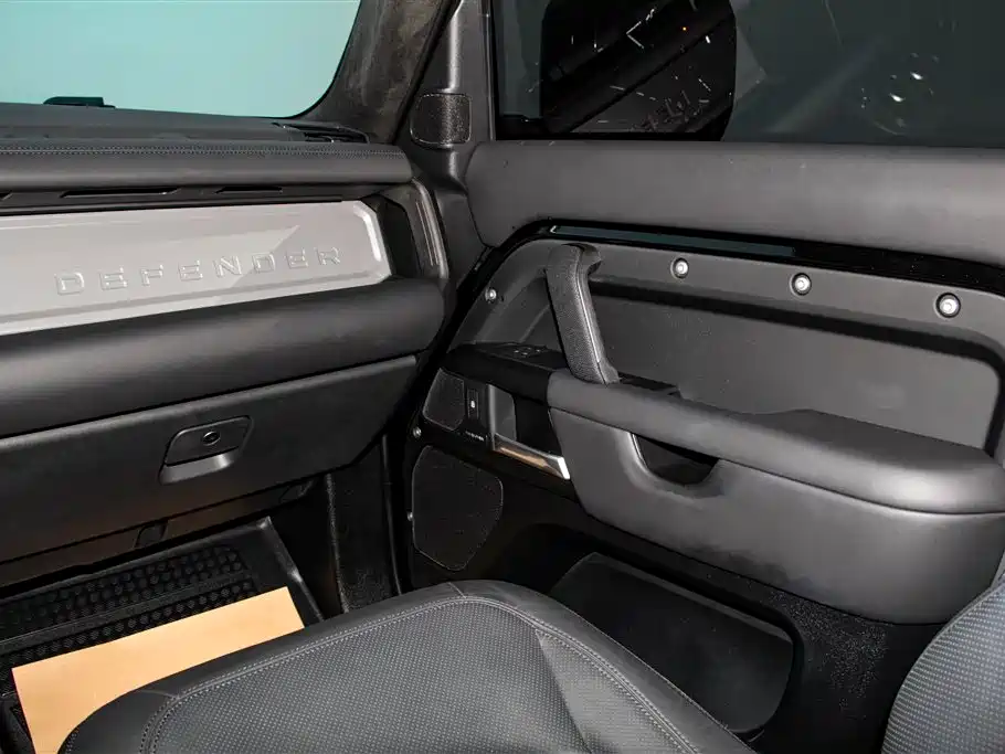 Land Rover Defender 2025 — фото 24