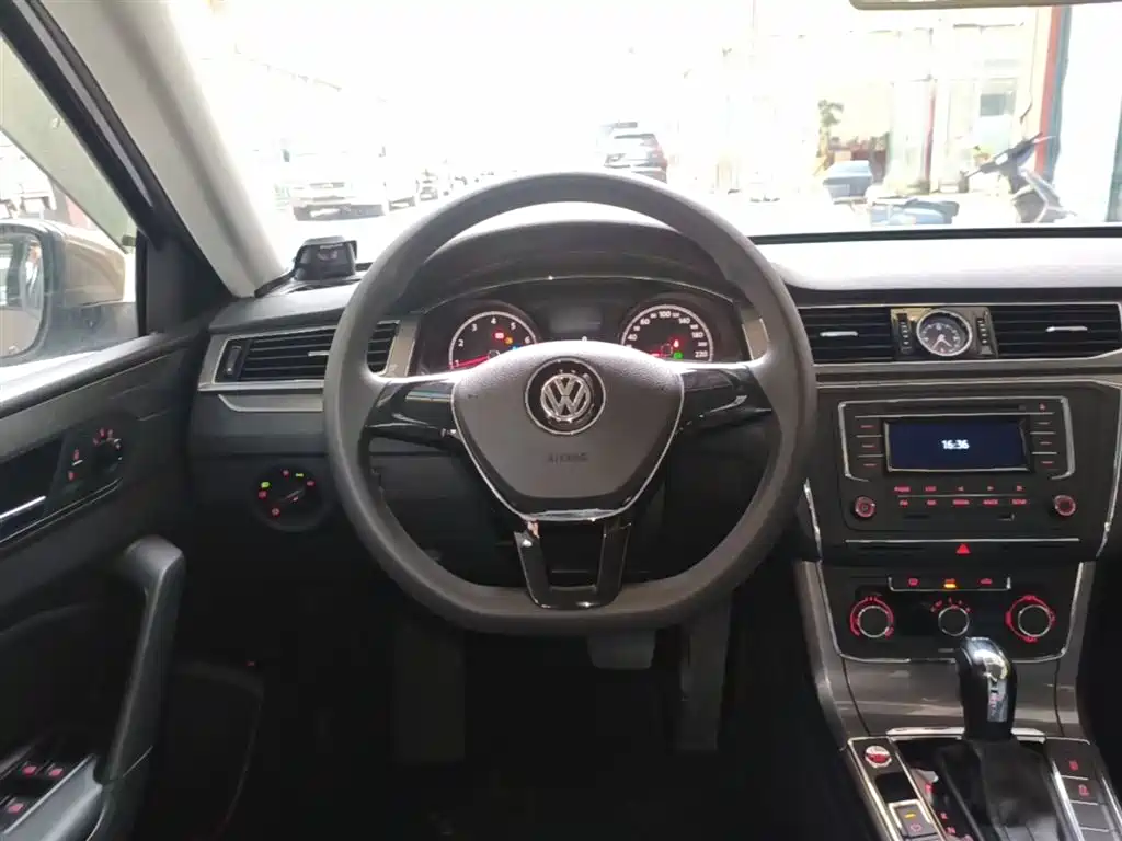 Volkswagen Passat 2017 — фото 11