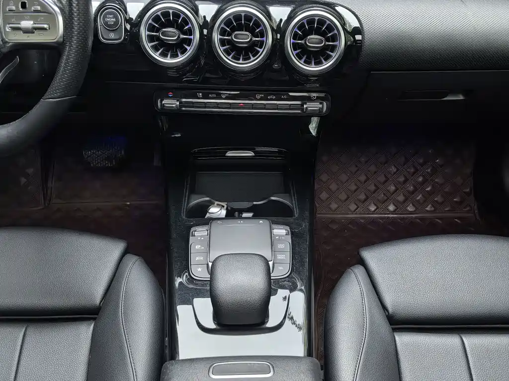 Mercedes-Benz A-Class 2022 — фото 11