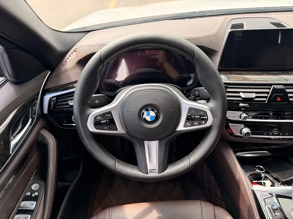 BMW 5 Series 2019 — фото 15