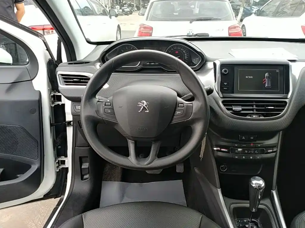 Peugeot 2008 2016 — фото 11