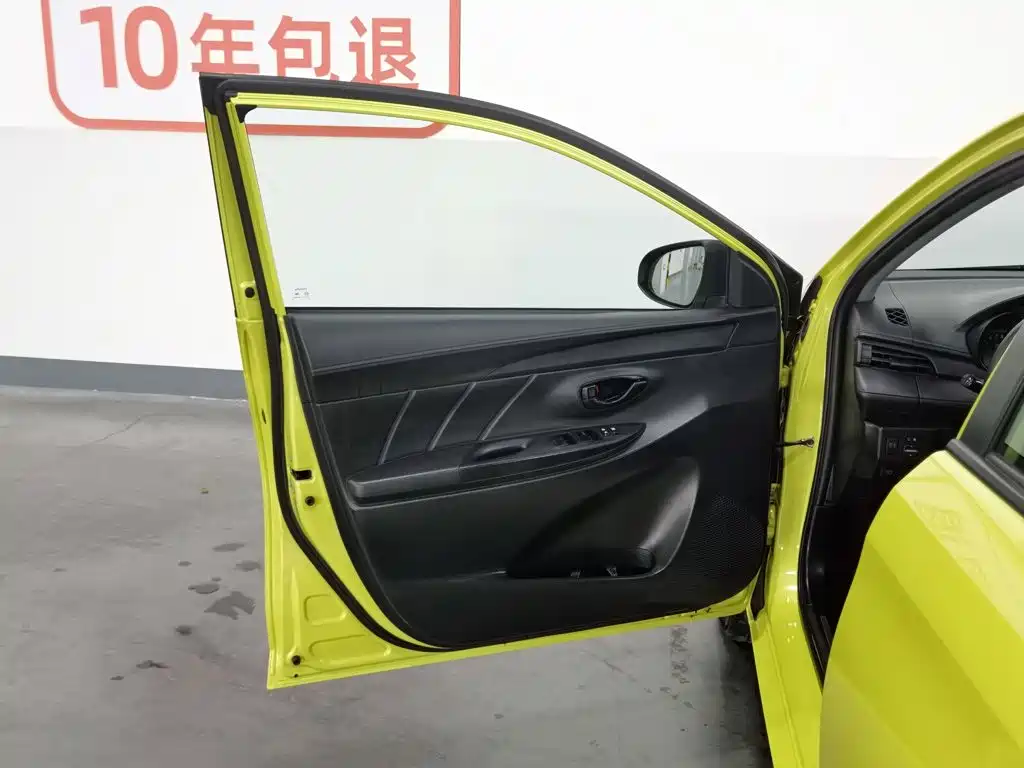 Toyota Yaris L 2017 — фото 8