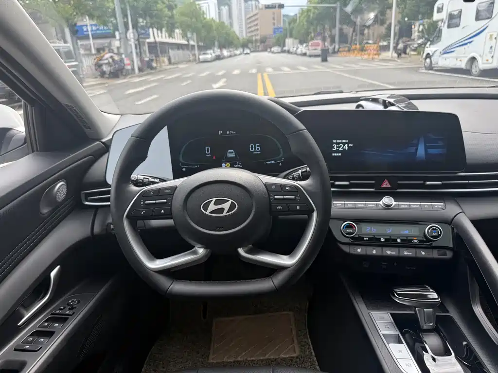 Hyundai Elantra 2025 — фото 15