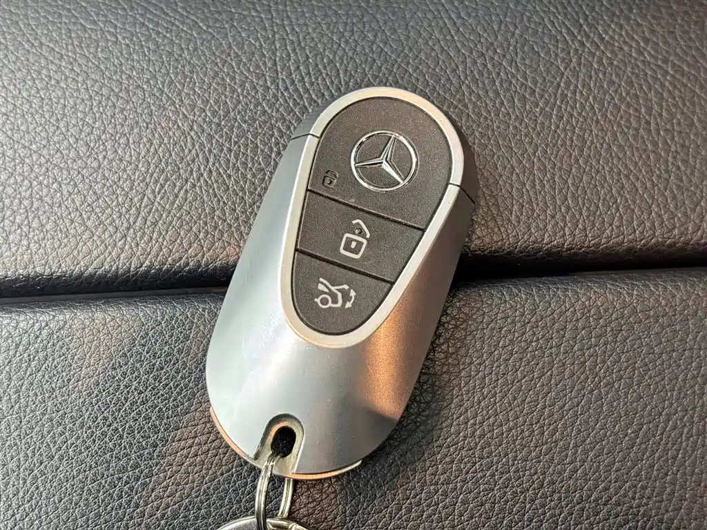 Mercedes-Benz C-Class 2023 — фото 16
