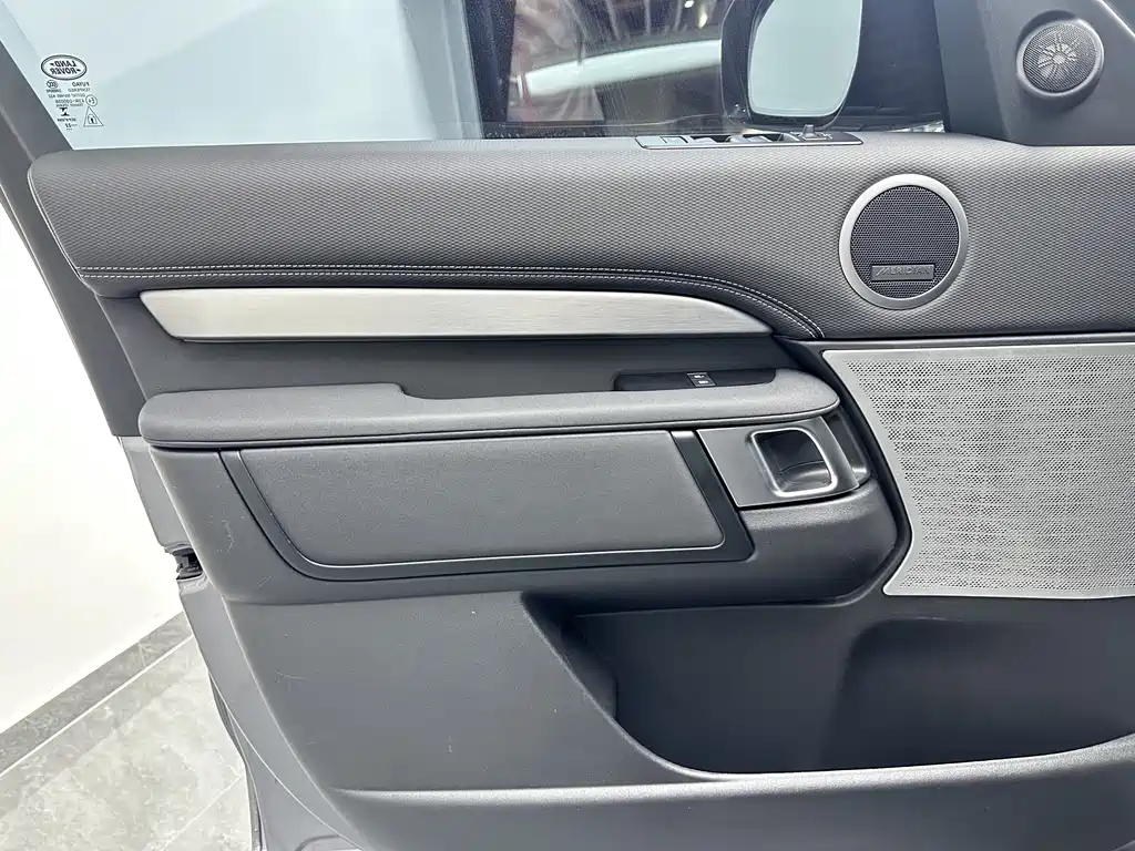 Land Rover Discovery 2023 — фото 24