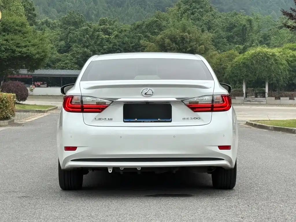Lexus ES 2017 — фото 28