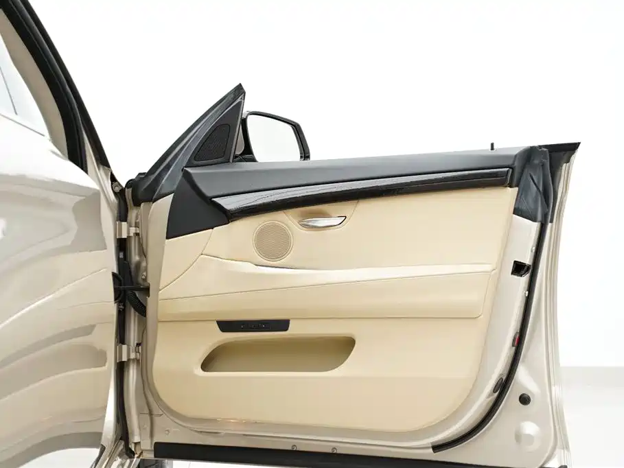 BMW 5 Series GT 2015 — фото 26