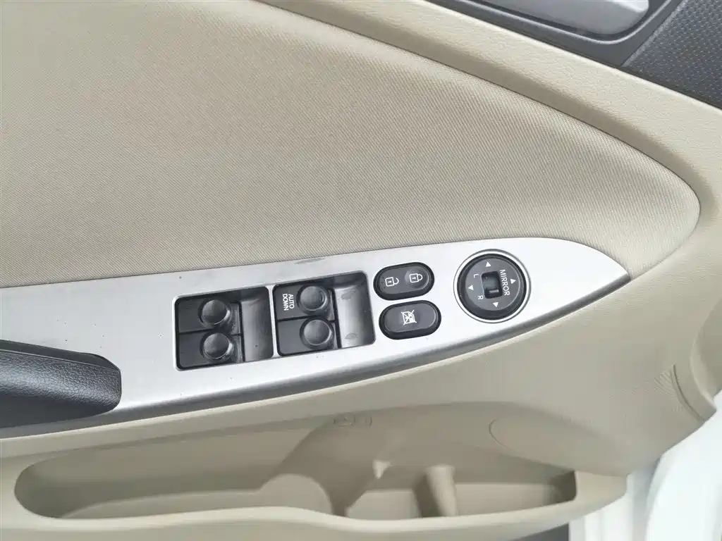 Hyundai Verna 2016 — фото 9