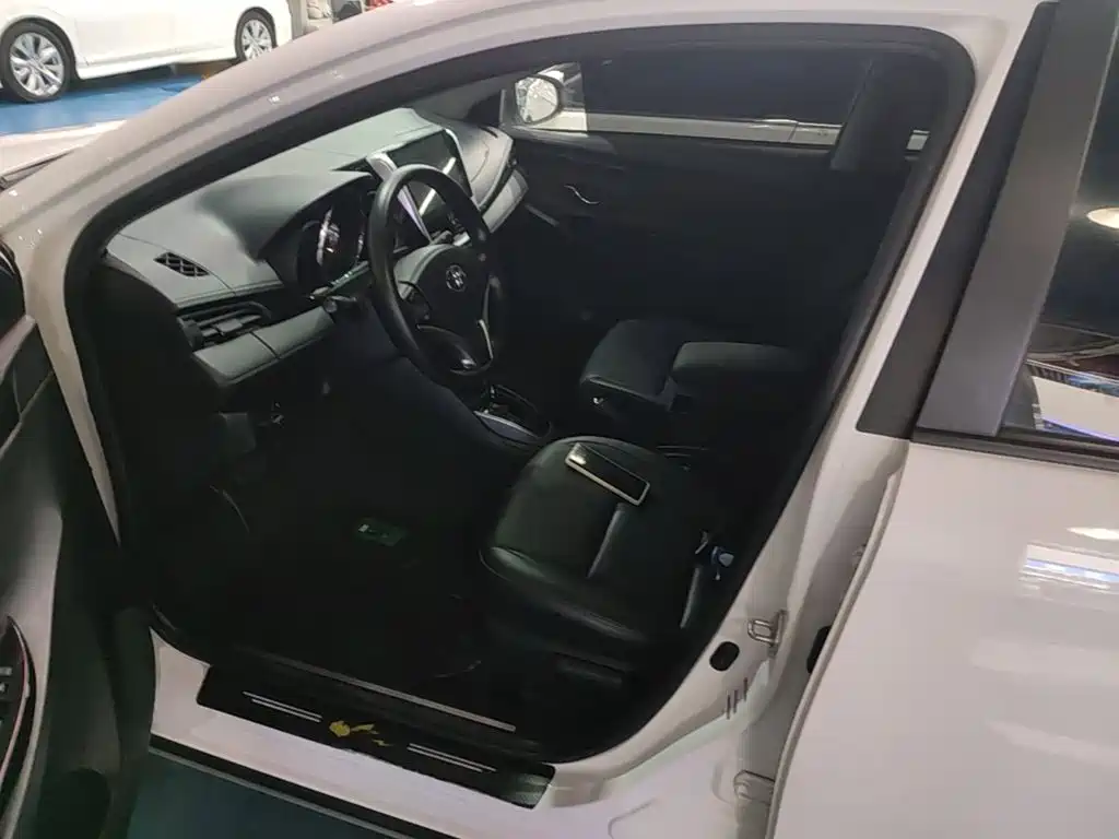 Toyota Yaris L 2022 — фото 15