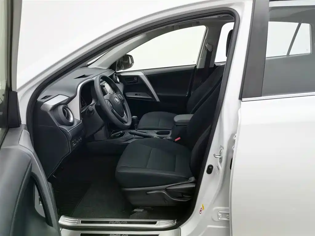 Toyota RAV4 2018 — фото 10