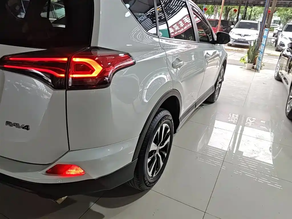 Toyota RAV4 2018 — фото 8