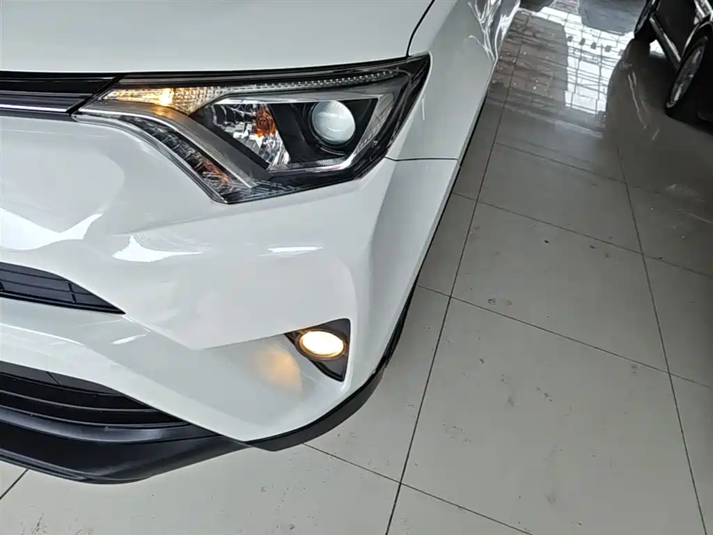 Toyota RAV4 2018 — фото 24
