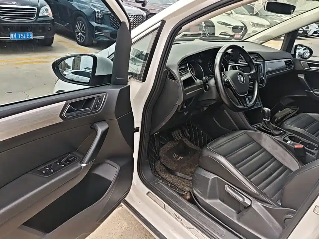 Volkswagen Touran 2019 — фото 16