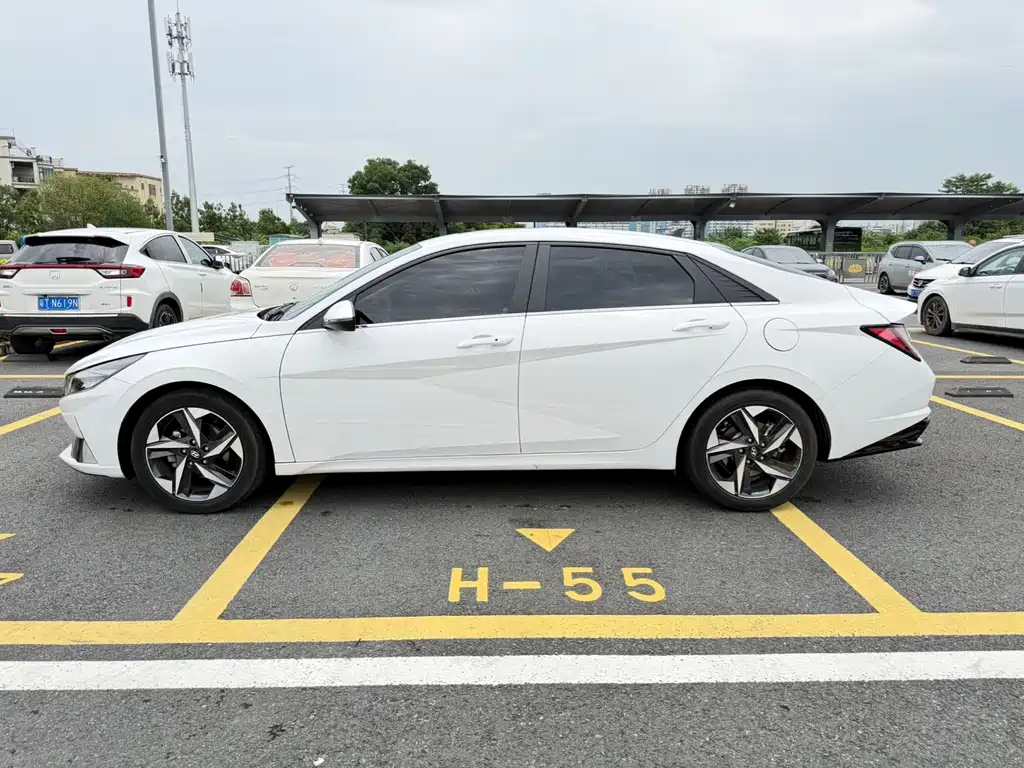 Hyundai Elantra 2022