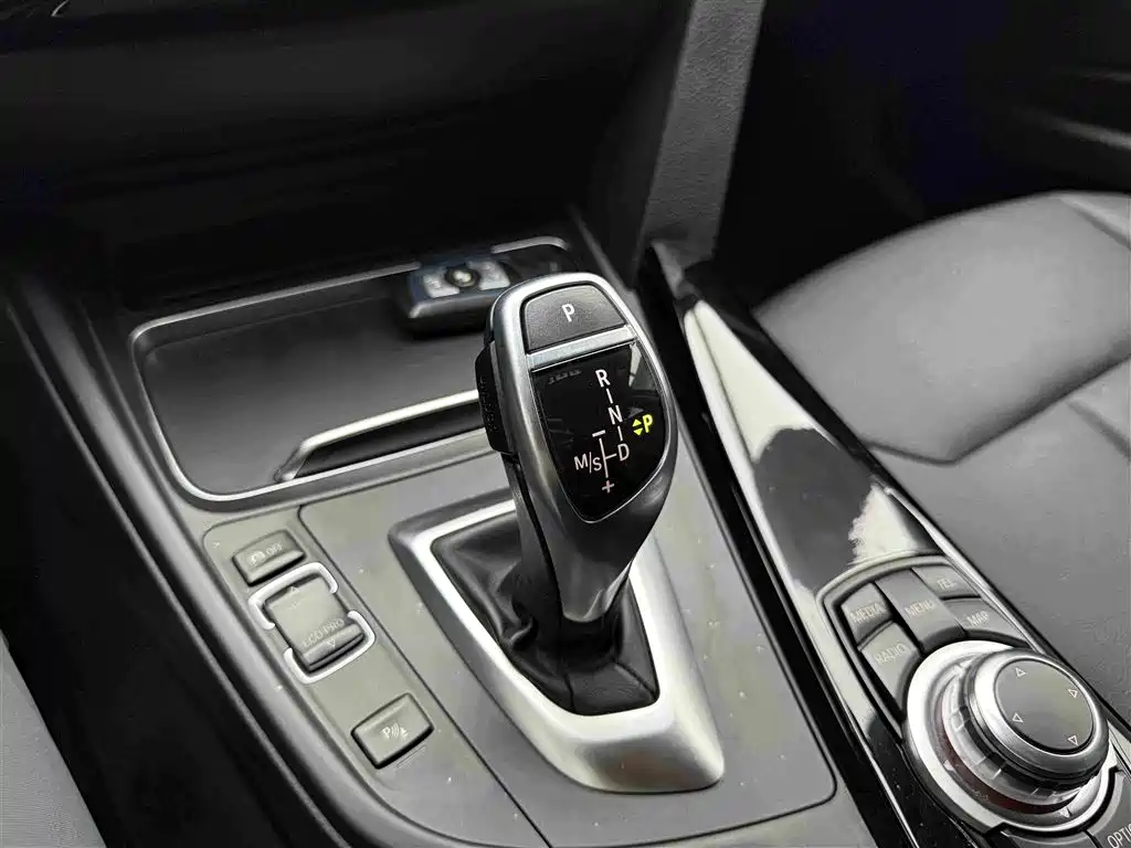 BMW 3 Series 2017 — фото 18