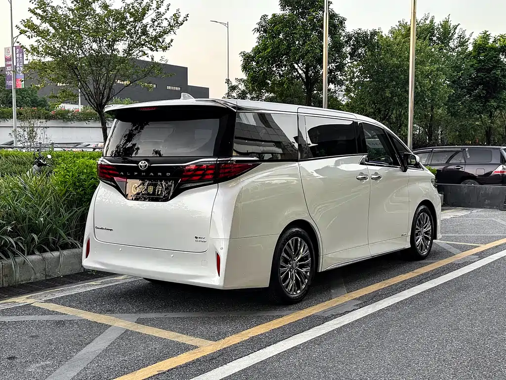 Toyota Alphard — фото 2