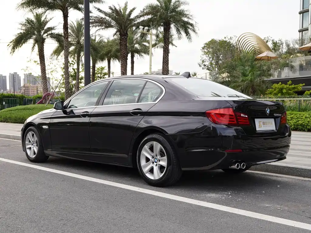 BMW 5 Series 2011 — фото 11