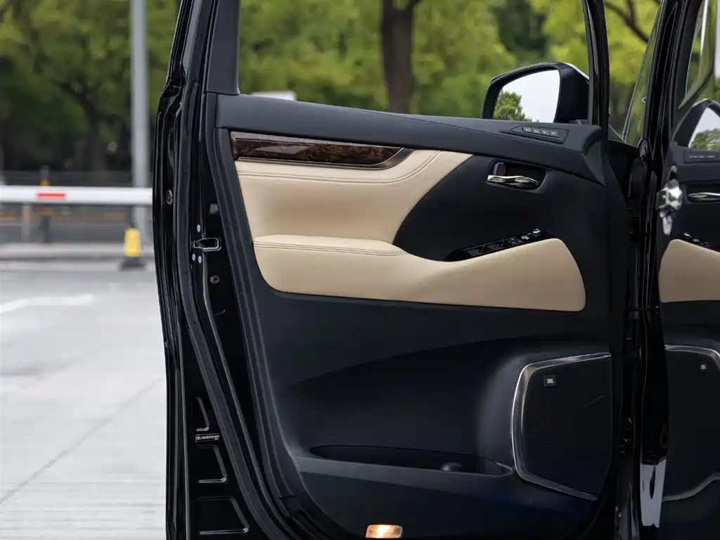 Toyota Alphard 2023 — фото 16