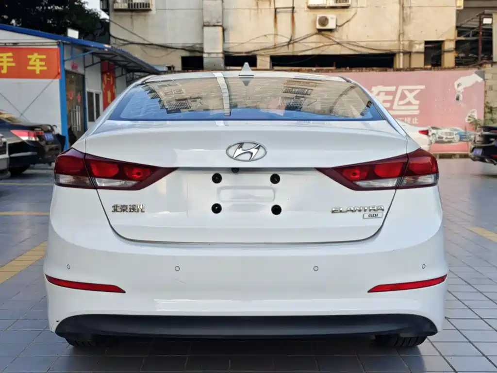 Hyundai Elantra 2017 — фото 19