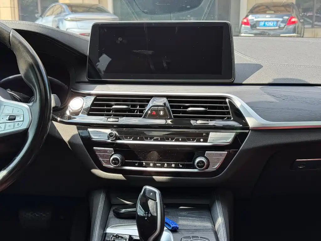 BMW 5 Series New Energy 2023 — фото 13
