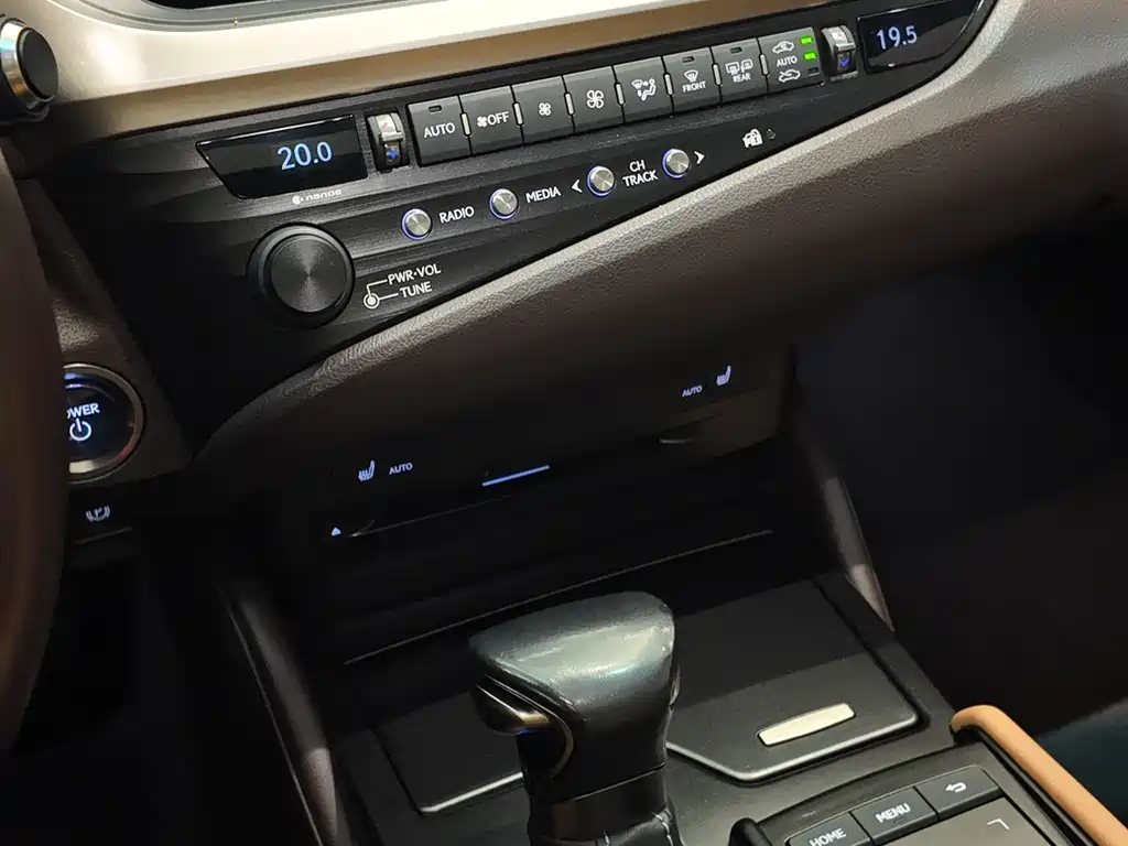 Lexus ES 2020 — фото 19