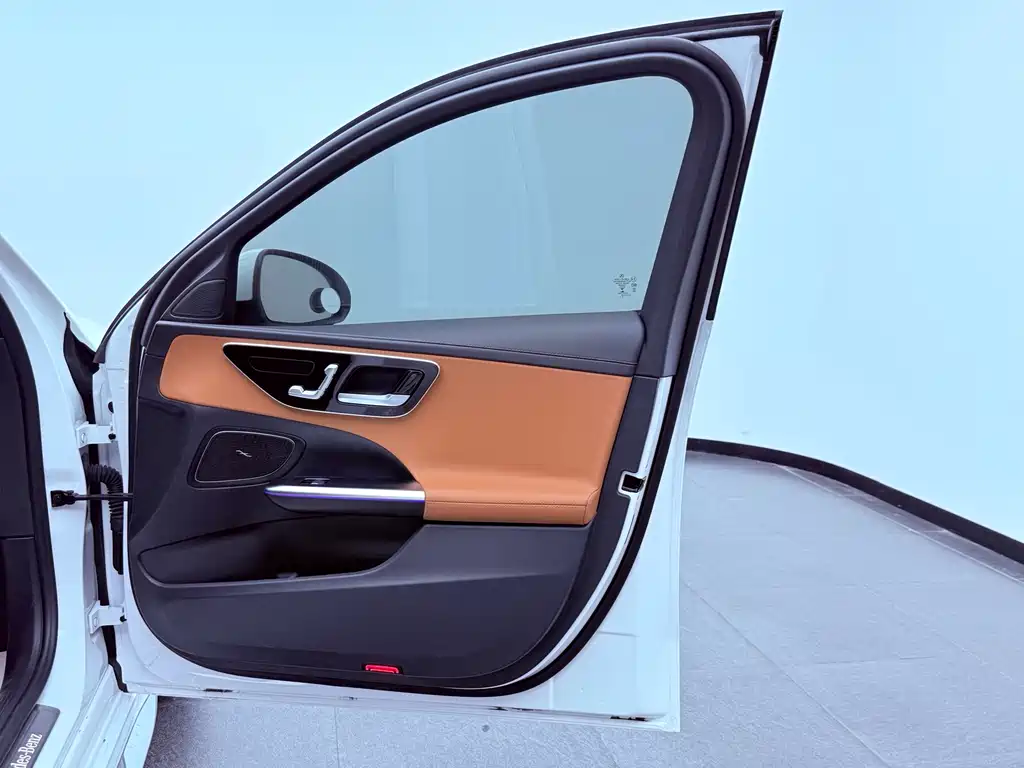 Mercedes-Benz C-Class 2023 — фото 24