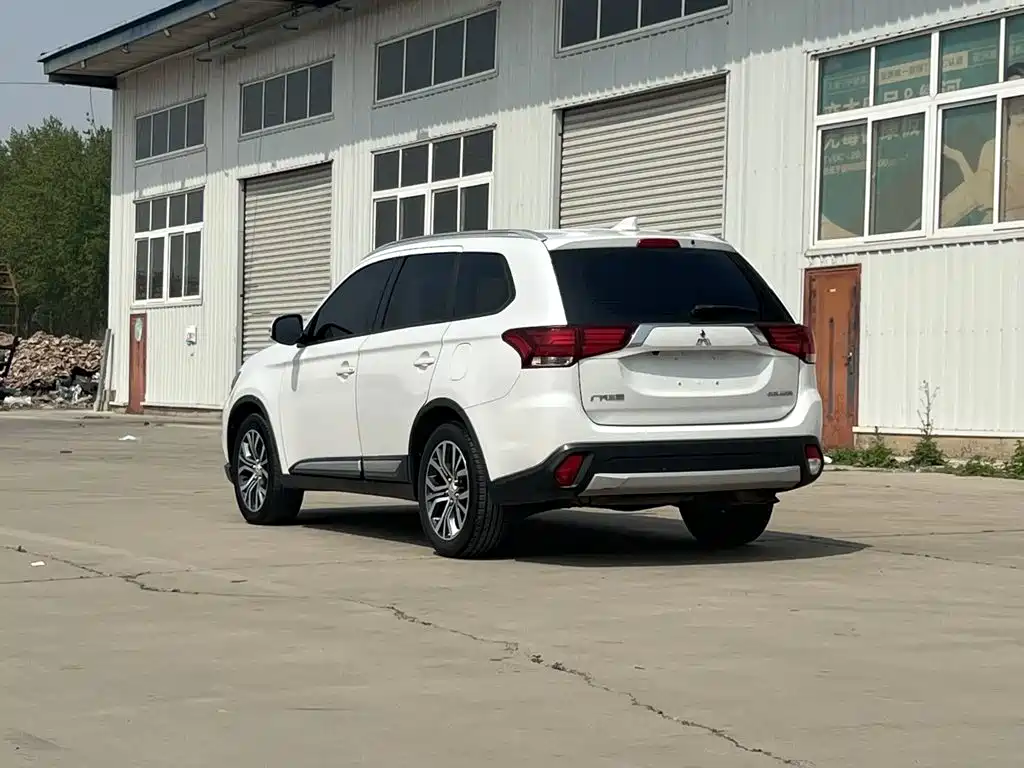 Mitsubishi Outlander 2018 — фото 6