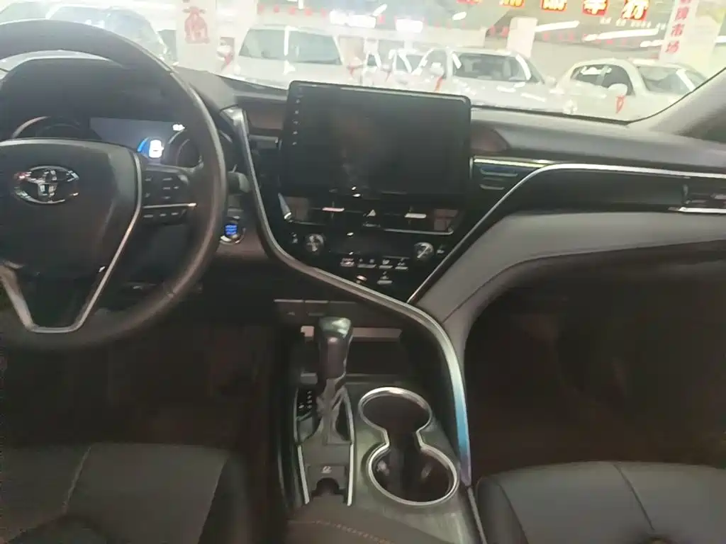 Toyota Camry 2022 — фото 13