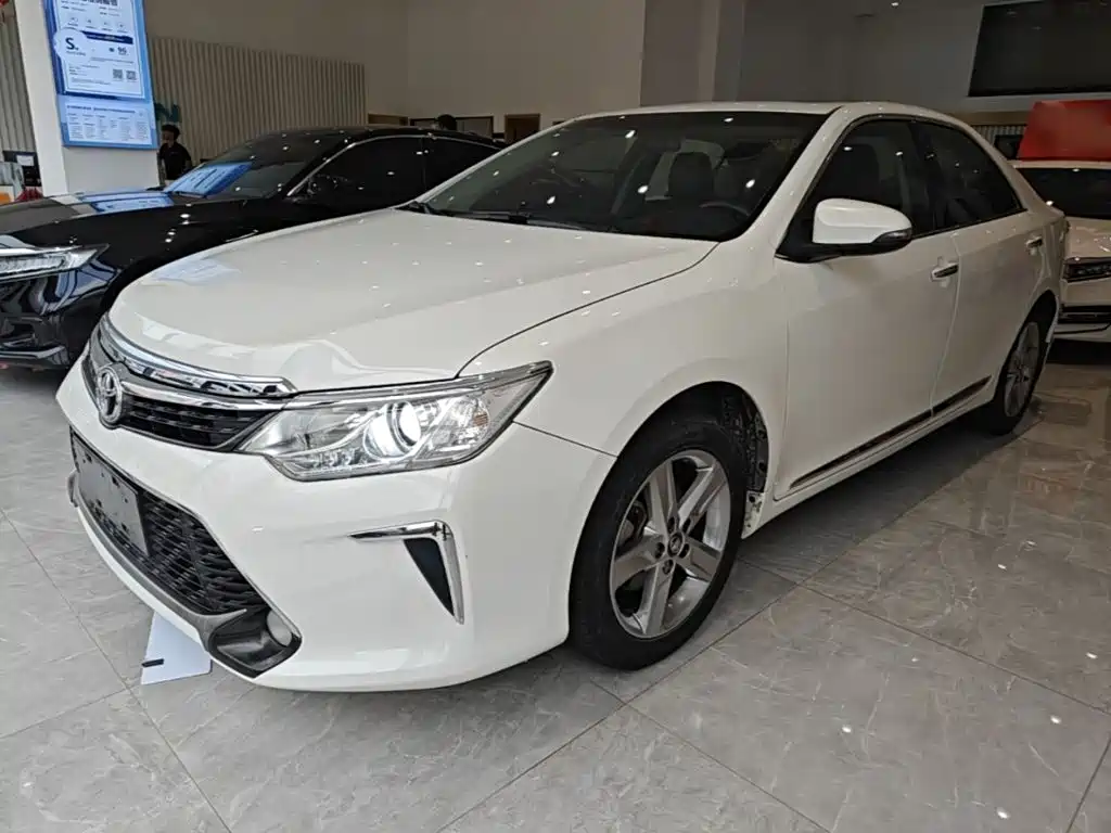 Toyota Camry 2017 — фото 1