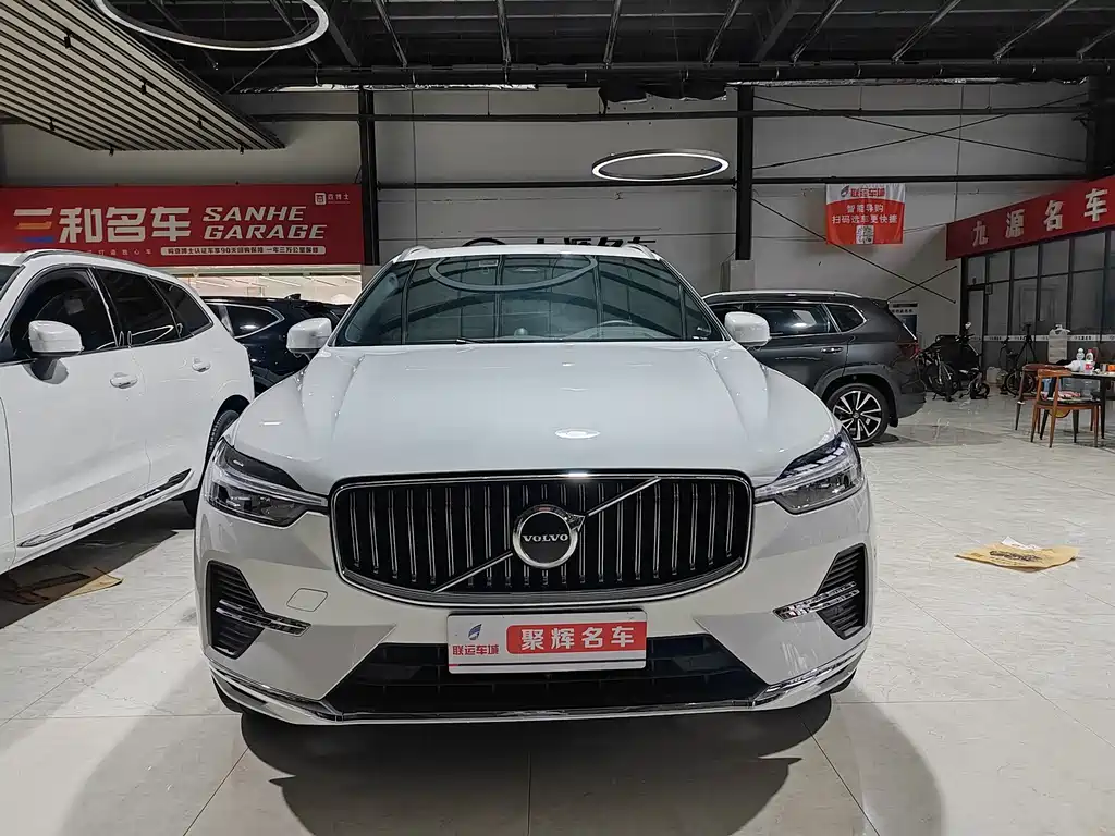 Volvo XC60 2023 — фото 1