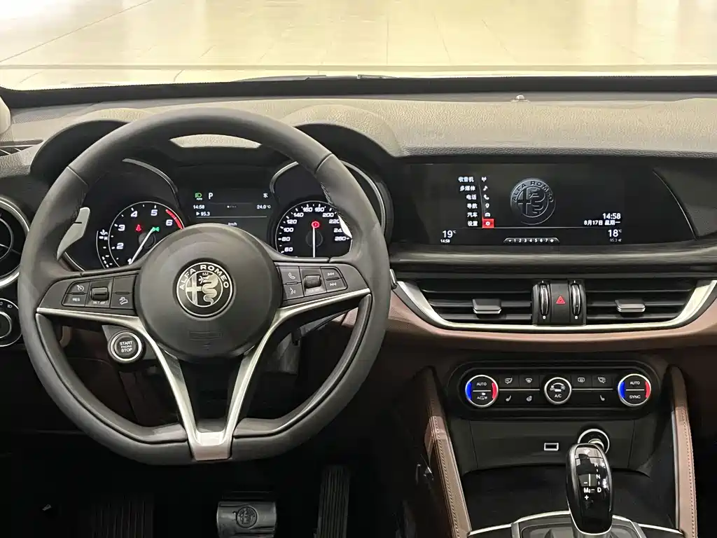 Alfa Romeo Stelvio 2018 — фото 11