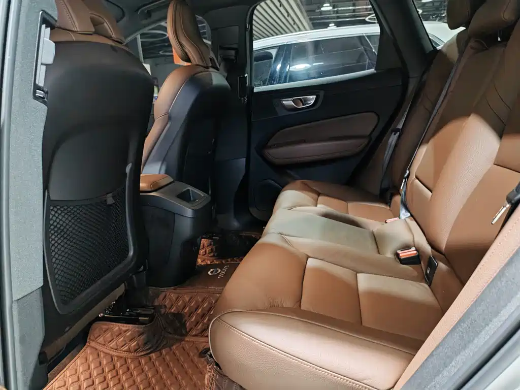 Volvo XC60 2023 — фото 8