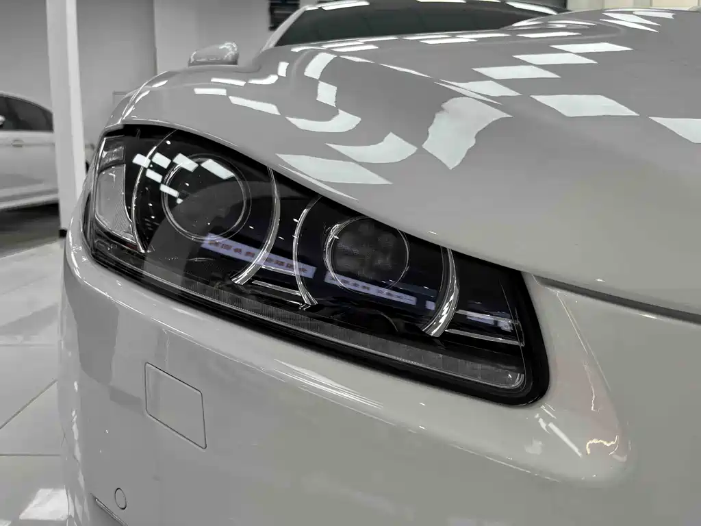 Jaguar XF 2015 — фото 16