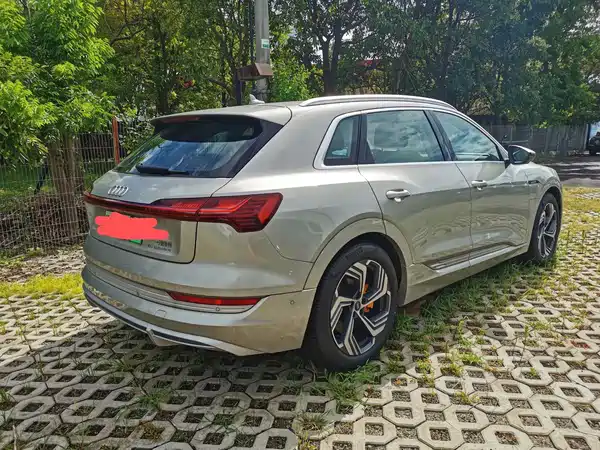 Audi e-tron 2025