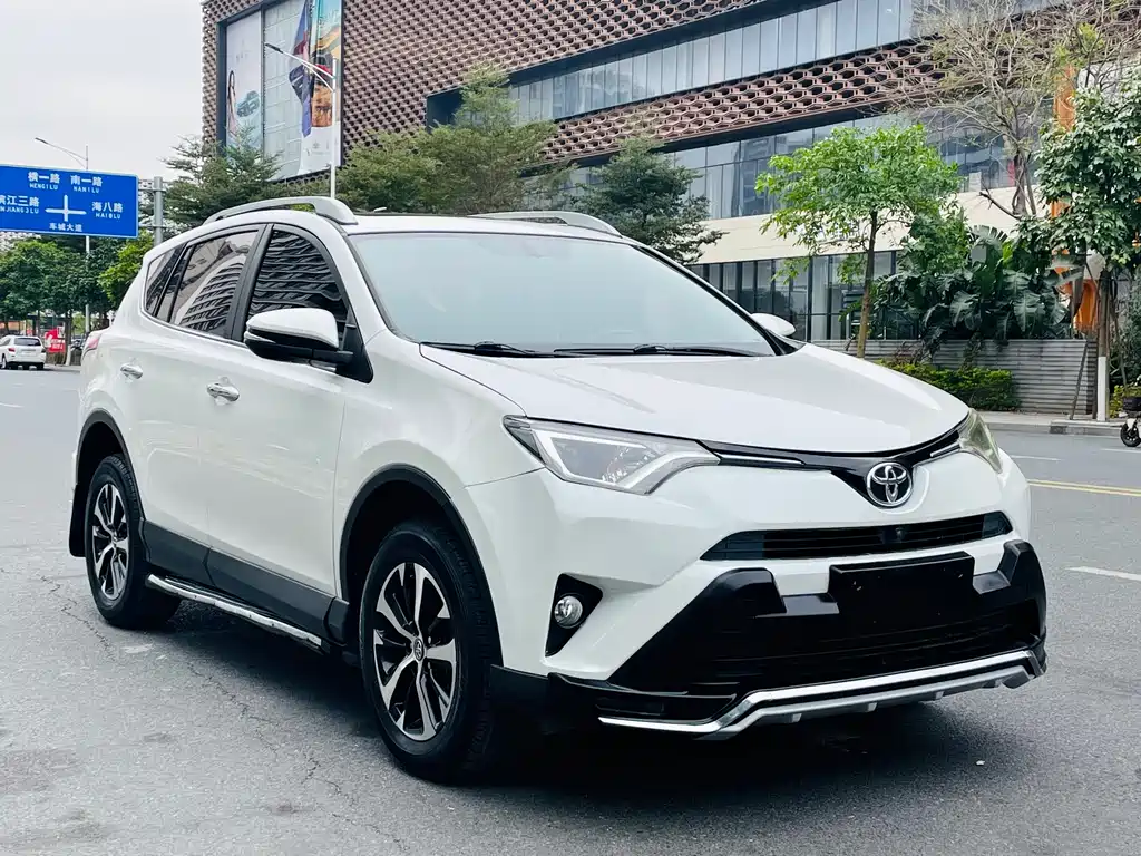 Toyota RAV4 2018 — фото 3
