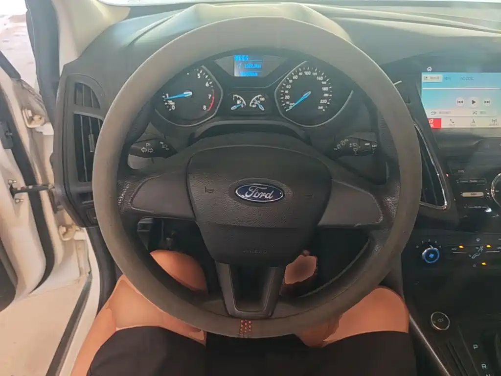 Ford Focus 2016 — фото 11