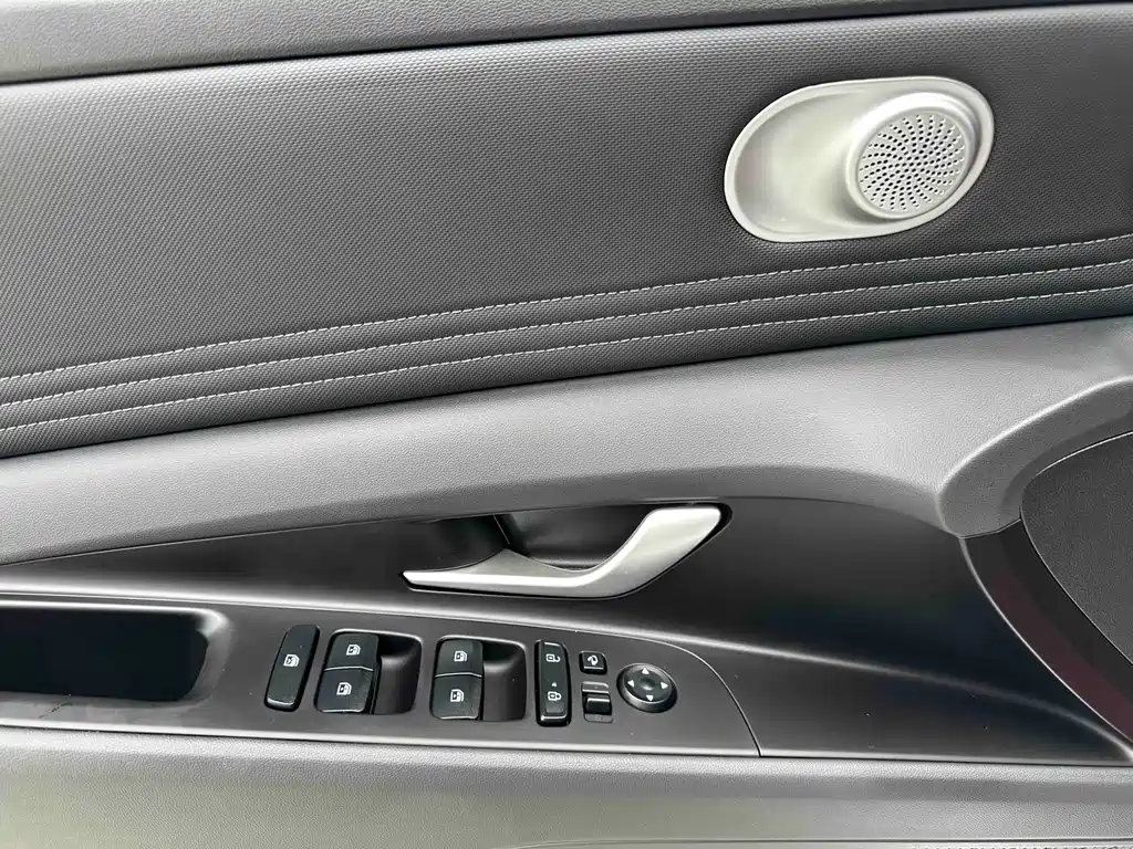 Hyundai Elantra 2023 — фото 17
