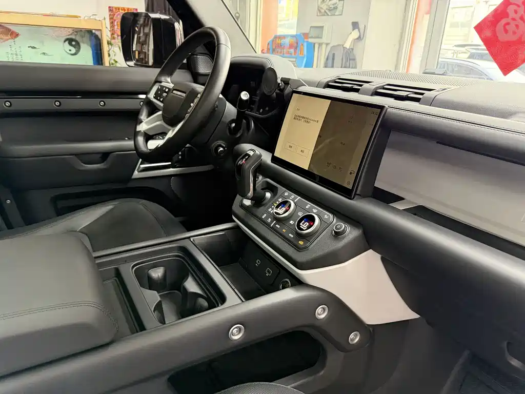 Land Rover Defender 2023 — фото 10