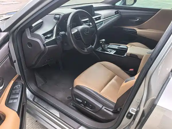 Lexus ES 2020
