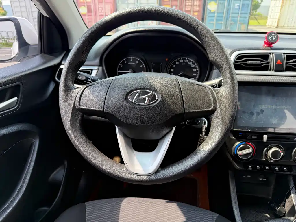 Hyundai Verna 2017 — фото 10