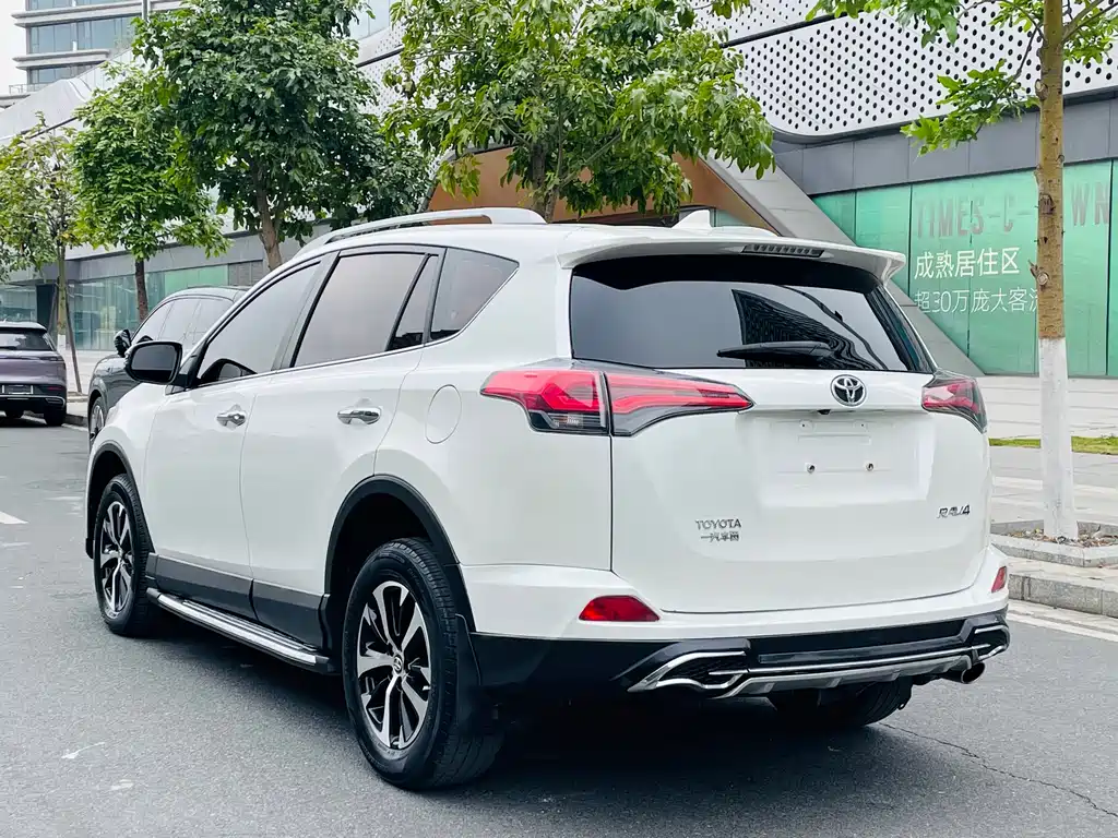 Toyota RAV4 2018 — фото 11