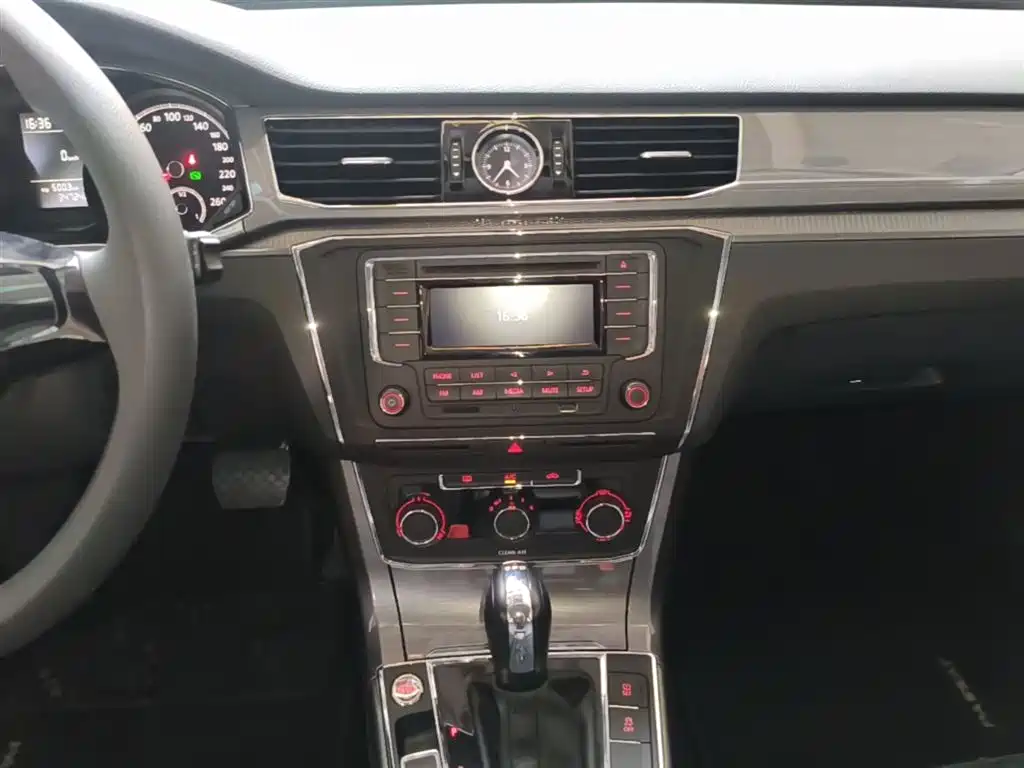 Volkswagen Passat 2017 — фото 13