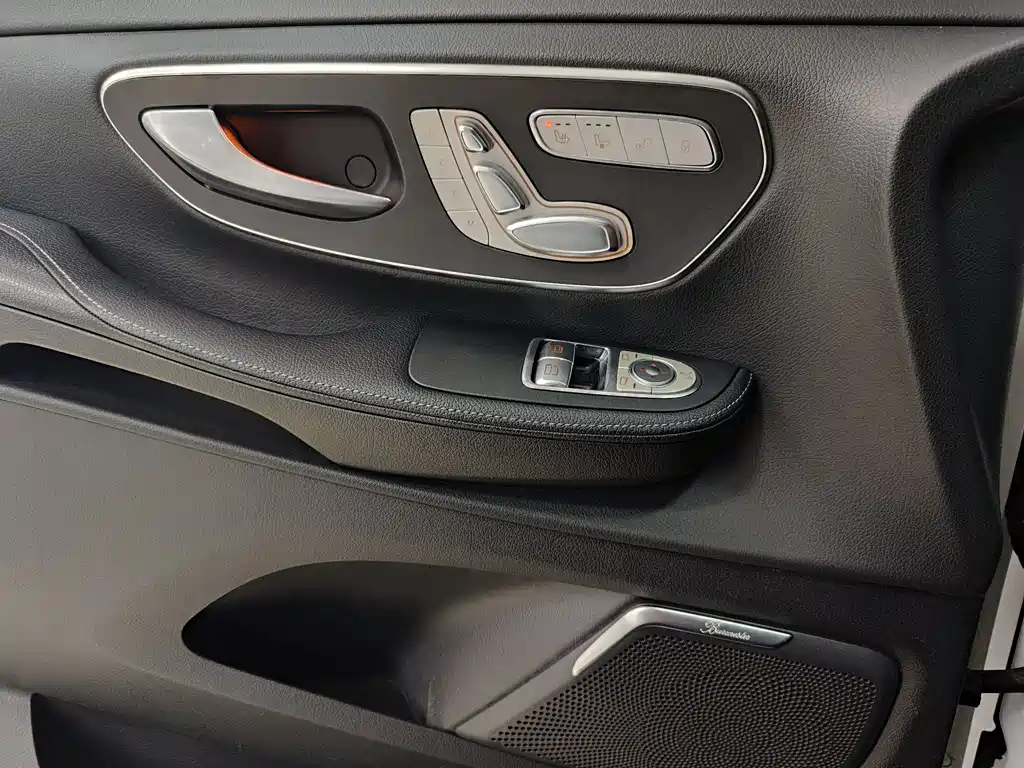 Mercedes-Benz V-Class 2018 — фото 18